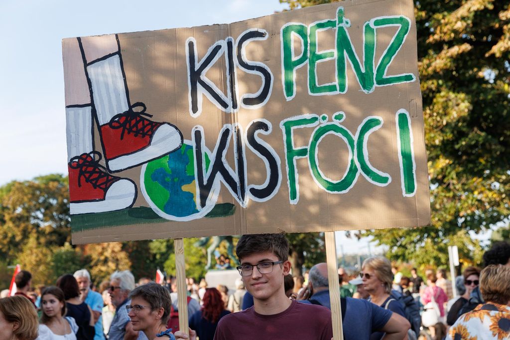 20230915 -- Tanár-diák tüntetés, hídfoglalás // fotó: Hatlaczki Balázs