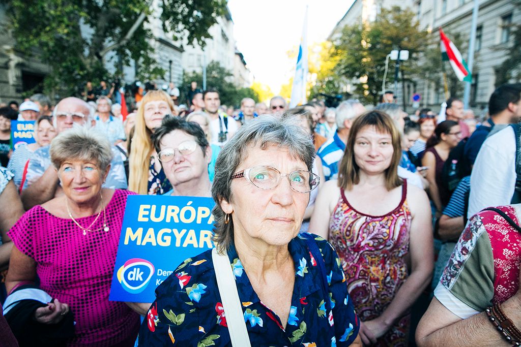 A Demokratikus Koalíció (DK) Utcára, európai magyarok! címmel meghirdetett kormányellenes demonstrációjának résztvevői a belvárosi Kossuth Lajos tér és Alkotmány utca sarkánál 2018. szeptember 18-án. Fotó: Horváth Péter Gyula