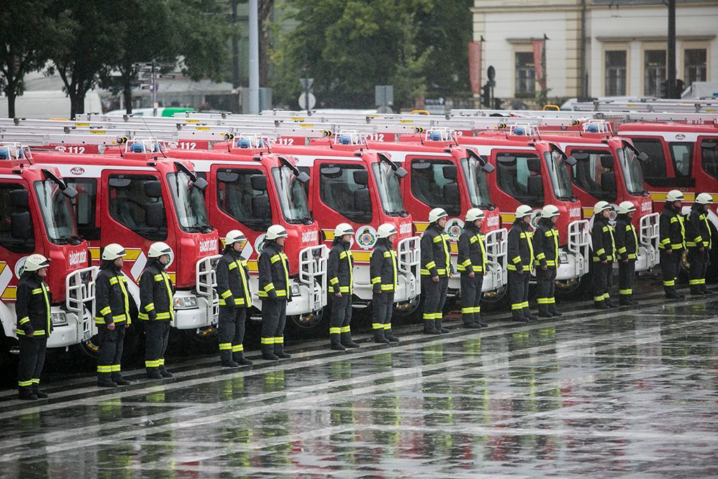 Új tűzoltóautók az átadóünnepségen a Hősök terén 2017. szeptember 21-én. Huszonöt új tűzoltóautóval bővűl a katasztrófavédelem járműparkja a járművek 16 megyébe kerülnek, összértékük meghaladja a hárommilliárd forintot. Fotó: Horváth Péter Gyula