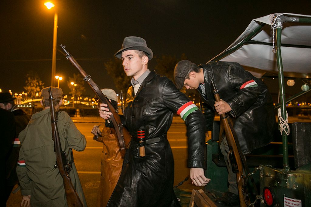 A Honvédtüzér Hagyományőrző Csapat az R56-söröző előtt Fotó: Horváth Péter Gyula