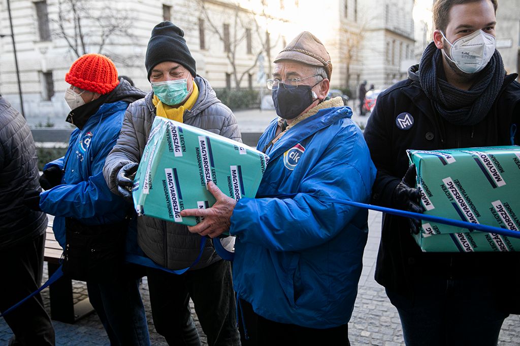 Élőlánccal viszi az ellenzék az aláírásokat a választási irodához 17-HPGy