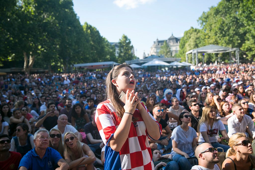 Budapest, 2018. július 15. Horvát szurkolók az oroszországi labdarúgó-világbajnokság Franciaország - Horvátország döntőjének közvetítése alatt Budapesten, a Szabadság téren  Fotó: Horváth Péter Gyula