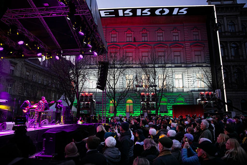 Ingyenes Ünnepi Koncert a Terror Háza Múzeum előtt Tóth Gabi koncert 5-HPGy