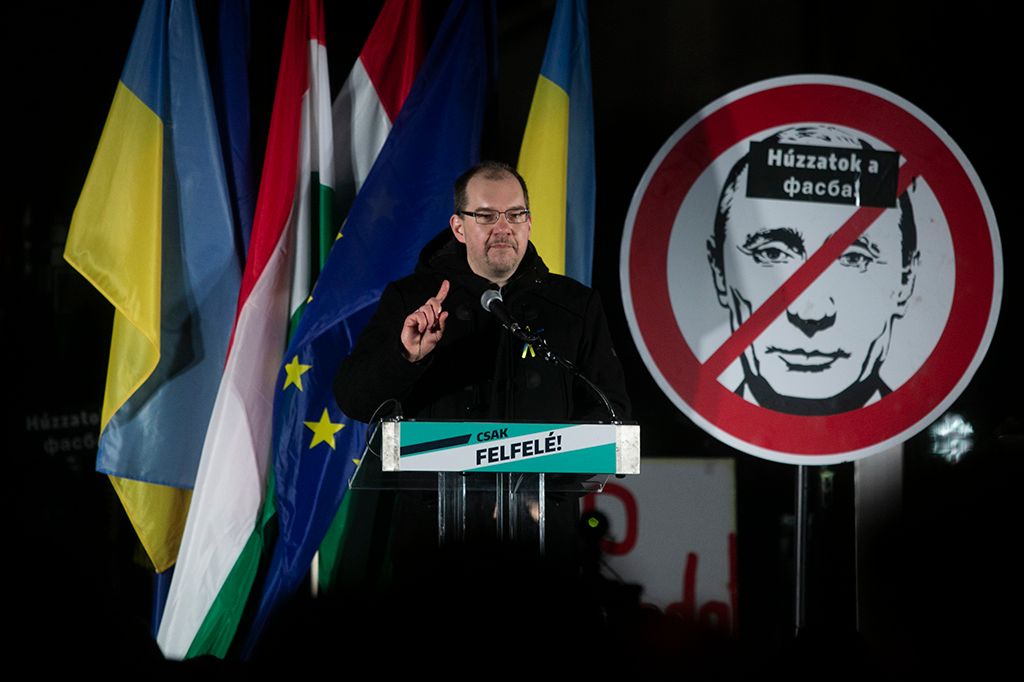Polyák Gábor az MTVA székháza előtt a közmédia elleni tünetésen 8-HPGy
