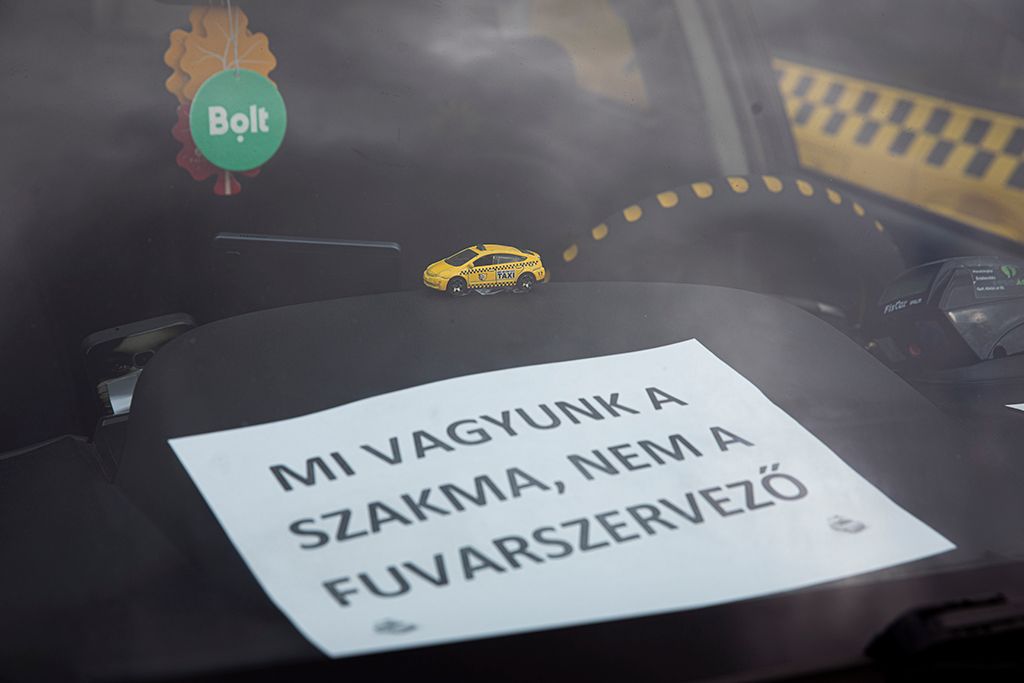 Látványos taxis demonstráció volt Budapesten a Hősök terén 2-HPGy