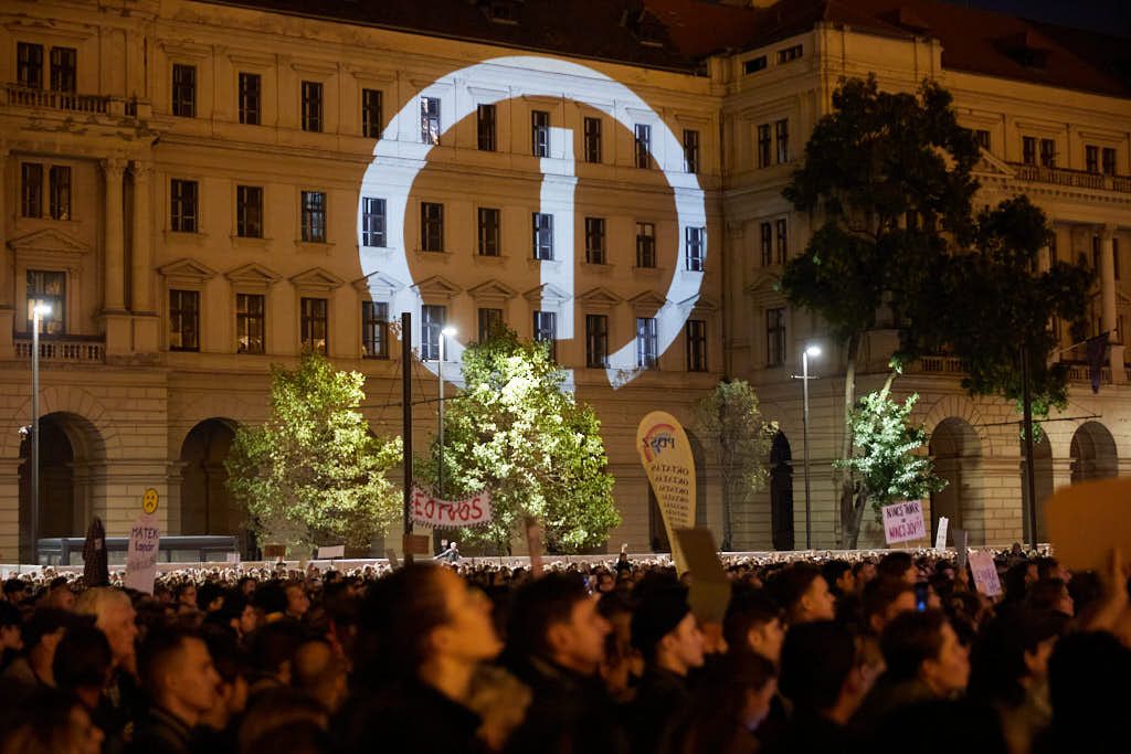 Diákok és tanárok tüntetnek a Parlamentnél 10 20221005 -- fotó - Hatlaczki Balázs