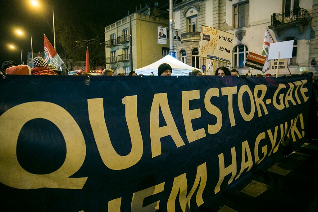 Quaestor-os tüntetők  a Jobbik tüntetésen a Fidesz székháza előtt Budapesten 2017. december 15-én. Fotó : Horváth Péter Gyula