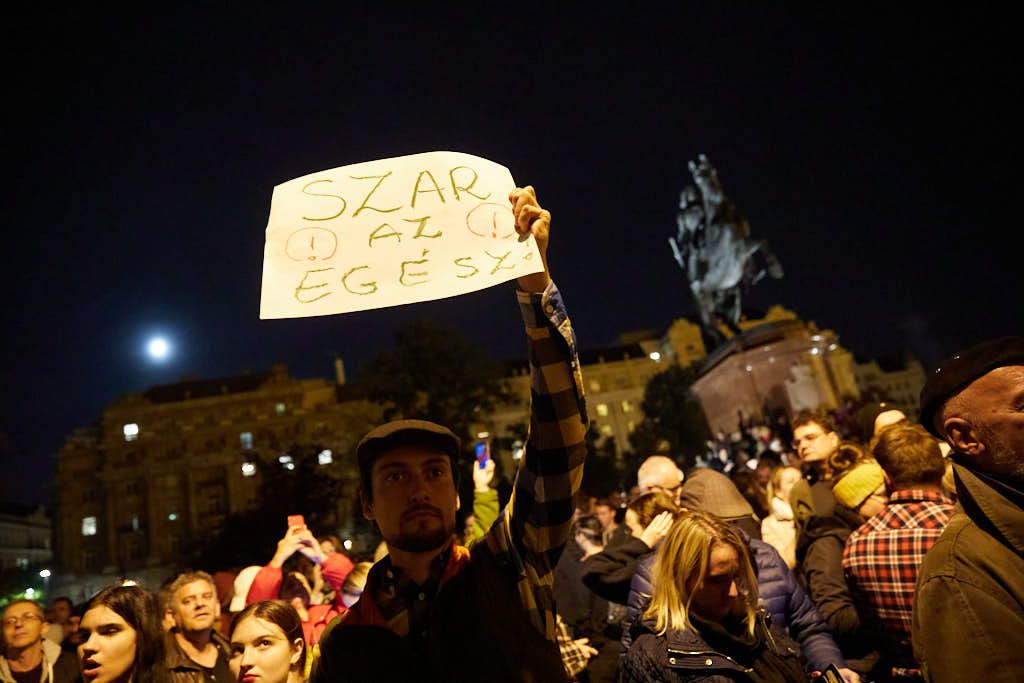 Diákok és tanárok tüntetnek a Parlamentnél 09 20221005 -- fotó - Hatlaczki Balázs