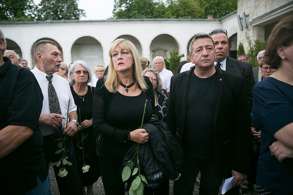 Nagy tömeg részvételével búcsúztatták el Lovas Istvánt, majd a búcsúztató és az egykori munkatársak beszédei után szűk családi körben helyezték végső nyugalomra az újságíró hamvait. A temetésen sajtóklubos kollégái, Bencsik András és Bayer Zsolt, valamint egykori Szabad Európa rádiós munkatársa, Rajki László mondtak beszédet. Fotó: Horváth Péter Gyula