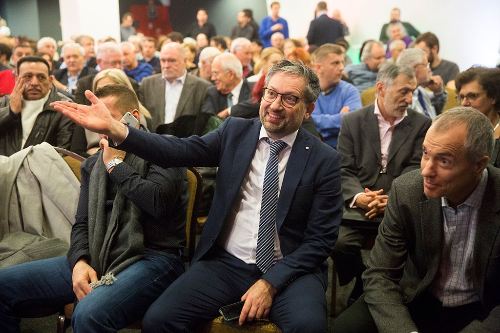 A német Heiko Kretschmer kampánytanácsadó (k) az MSZP budapesti évadnyitó rendezvényén a Dürer Rendezvényházban Fotó: Horváth Péter Gyula