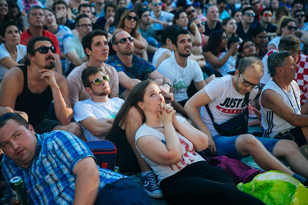 Budapest, 2018. július 15. Francia szurkolók az oroszországi labdarúgó-világbajnokság Franciaország - Horvátország döntőjének közvetítése alatt Budapesten, a Szabadság téren  Fotó: Horváth Péter Gyula