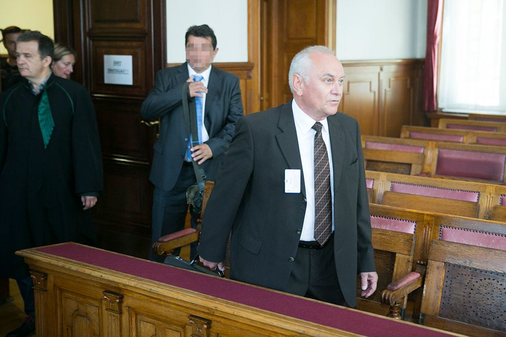 Galambos Lajos, a Nemzetbiztonsági Hivatal (NBH) volt főigazgatója, elsőrendű Szilvásy György, a Gyurcsány-kormány titokminisztere, másodrendű P. László, egy biztonsági cég vezetője, harmadrendű és Laborc Sándor, a Nemzetbiztonsági Hivatal (NBH) volt főigazgatója, negyedrendű vádlott az úgynevezett kémper tárgyalásán a Kúria tárgyalótermében 2018. május 29-én. Fotó: Horváth Péter Gyula
