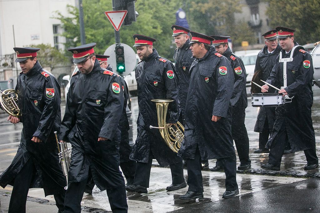 Új tűzoltóautók az átadóünnepségen a Hősök terén 2017. szeptember 21-én. Huszonöt új tűzoltóautóval bővűl a katasztrófavédelem járműparkja a járművek 16 megyébe kerülnek, összértékük meghaladja a hárommilliárd forintot. Fotó: Horváth Péter Gyula