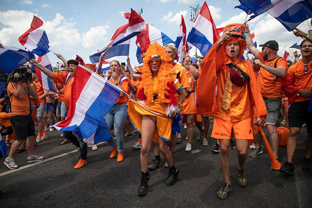 Bulival hangoltak a holland szurkolók az esti mérkőzésre 29-HPGy