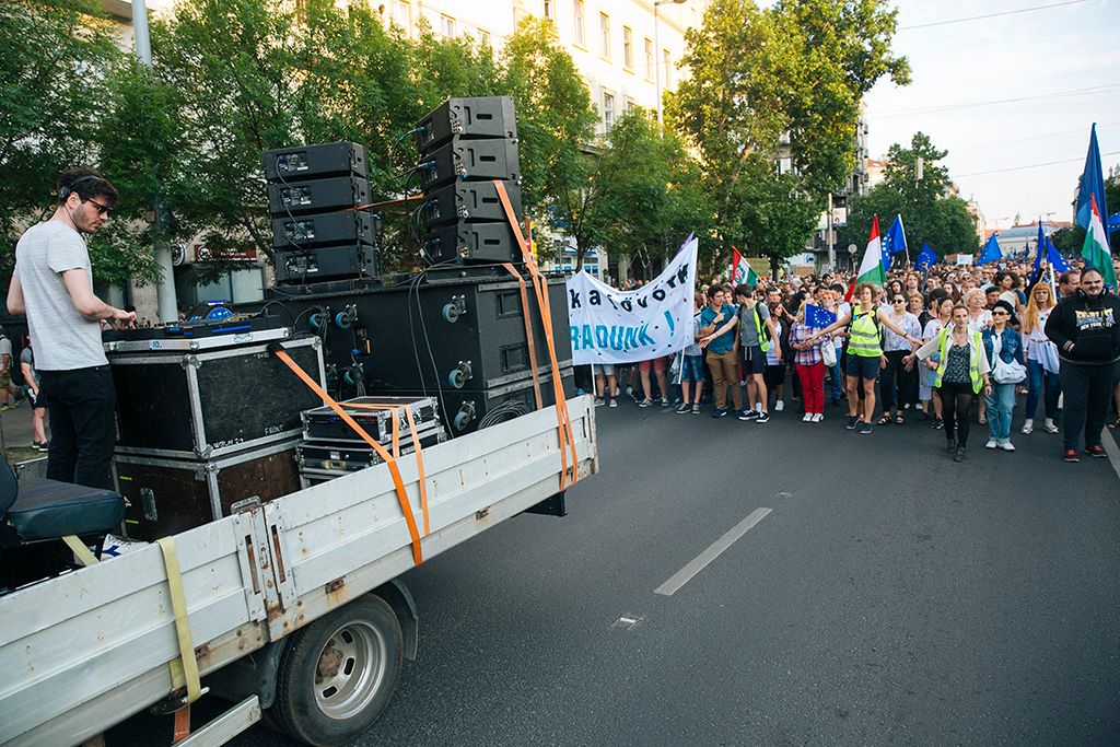 Nem maradunk csendben és az Oktatási Szabadságot Facebook-csoport Nem adjuk a jövőnk, itt maradunk! címmel megrendezett kormányellenes tüntetés Fotó: Horváth Péter Gyula