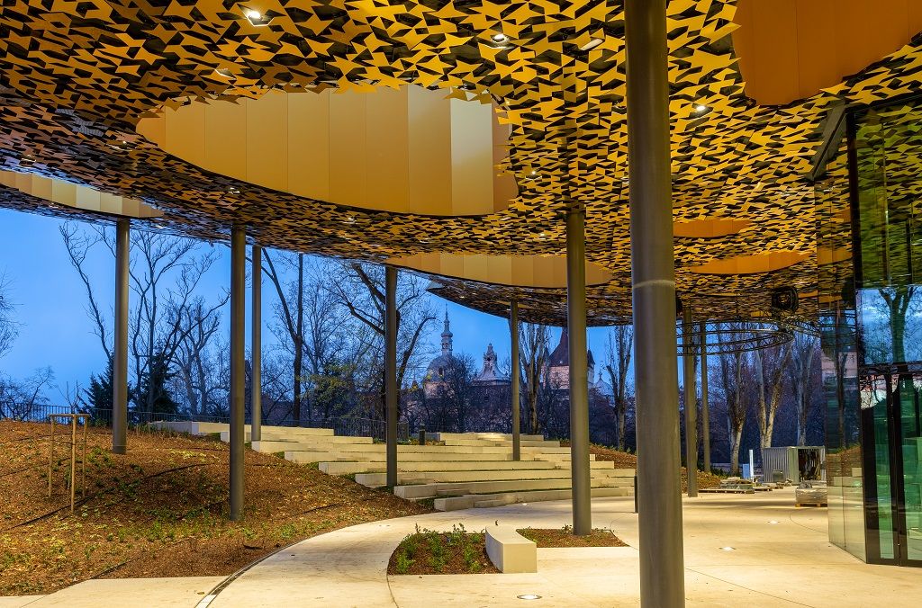A park szintje az előadóművészeté, ahol koncerttermeiben és a szabadtéri színpadán nyújt élőzenei programokatvalamint kikapcsolódási lehetőséget a tó melletti kerthelyiségben