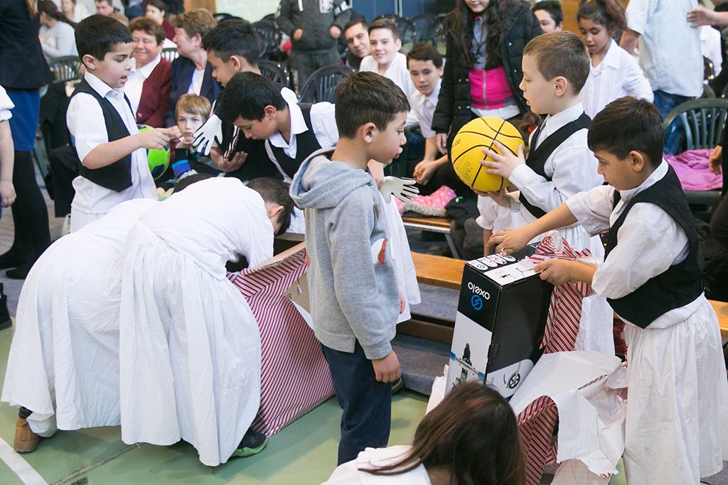 Adni jó, tartja a mondás, épp ezért a szeretet ünnepének közeledtével a PestiSrácok.hu szerkesztősége évről évre támogatást nyújt a nehéz sorsúaknak. Két éve a Mikulásgyárnak juttattunk el egy nagyobb csomagot, tavaly pedig a Budapest Bike Maffiával karöltve hajléktalanoknak főztünk, és osztottunk meleg ételt. Idén az Őrangyalok Ligájának segítéségével a kecskeméti Damjanich János Általános Iskola nebulóit leptük meg. Fotó: Horváth Péter Gyula