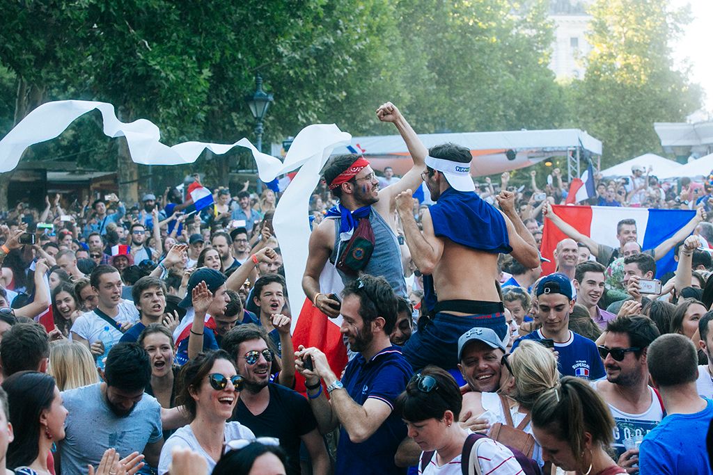 Budapest, 2018. július 15. Francia szurkolók az oroszországi labdarúgó-világbajnokság Franciaország - Horvátország döntőjének közvetítése alatt Budapesten, a Szabadság téren  Fotó: Horváth Péter Gyula