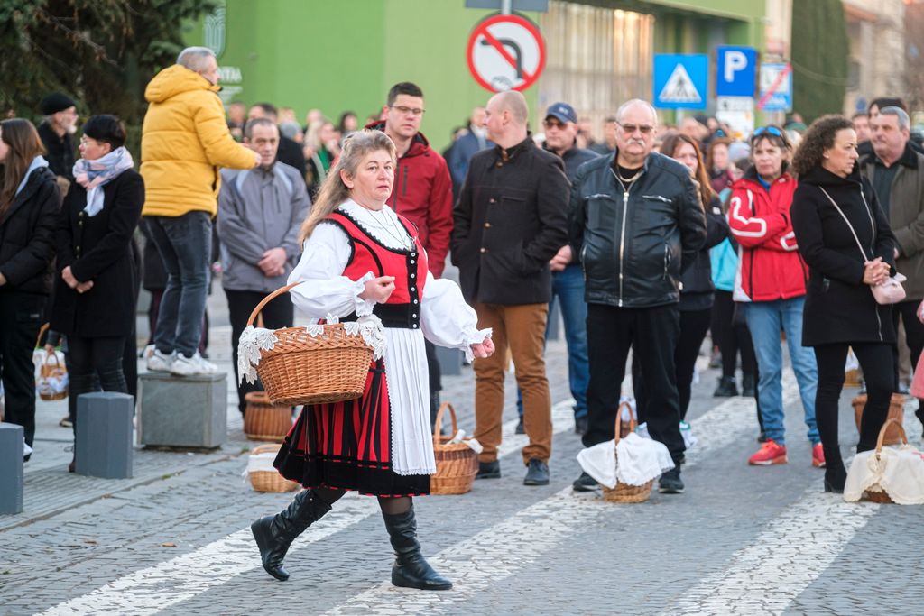 Húsvétvasárnapi ételszentelés Csíkszeredában