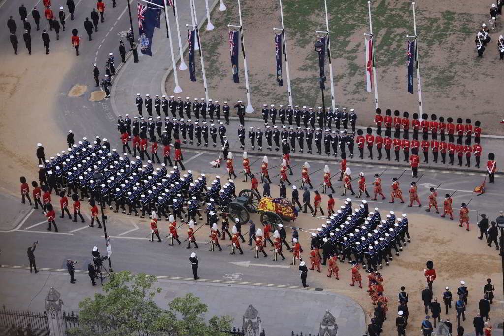 A brit védelmi minisztérium által közreadott képen tengerészgyalogosok vontatják II. Erzsébet néhai brit uralkodó ágyútalpra helyezett koporsóját a Westminster-apátságba, az angol-brit monarchia õsi londoni koronázó templomába 2022. szeptember 19-én. MTI