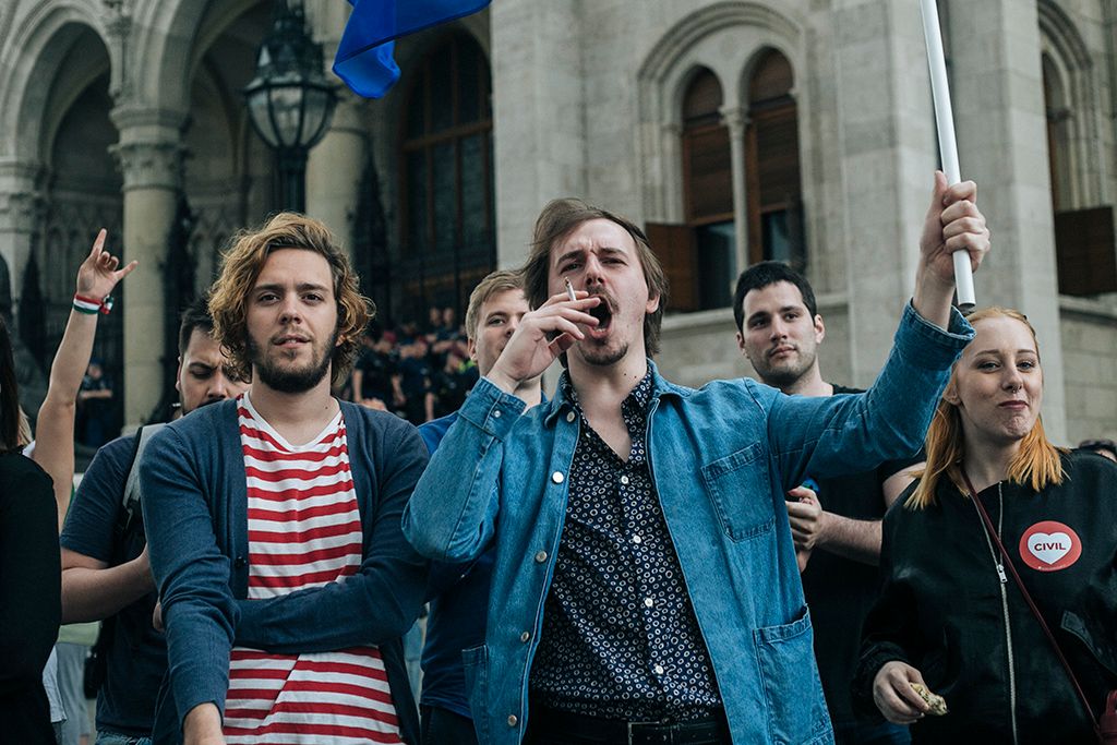 Résztvevők a 3.0 Mi vagyunk a többség - Tüntetés a demokráciáért! címmel meghirdetett demonstráción Budapesten, a Kossuth Lajos téren 2018. május 9-én. Fotó: Horváth Péter Gyula