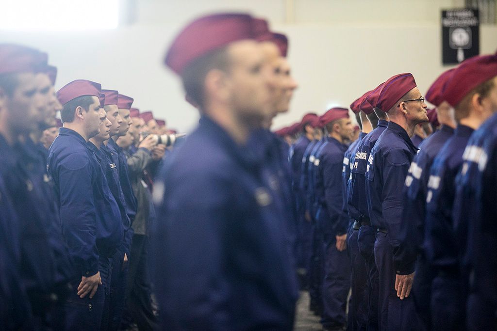 A határvadászképzés második és harmadik ütemében kinevezett tiszthelyettesek az ünnepélyes eskütételen a budapesti Hungexpón Fotó: Horváth Péter Gyula