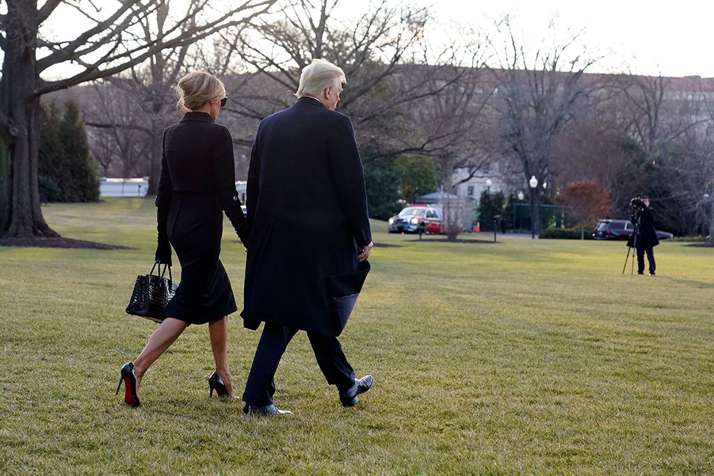 Donald Trump leköszönő amerikai elnök és felesége Fehér Házból távozóban MTI/AP/Alex Brandon