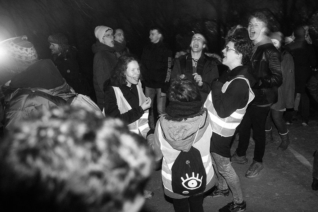 Azt sulykolják belénk kiskorunktól fogva, hogy kiabálni nem szép dolog. Agresszívnak lenni, dühösnek szintén nem. Valószínűleg ezért kezdett el szimpatizálni több ezer ember a Facebook-eseménnyel, ami közös évzáró/évkezdő üvöltésre invitált a Normafára január 3-án. Elmentünk, hogy kiordítsuk magunkból 2017 minden feszültségét. Fotó: Horváth Péter Gyula