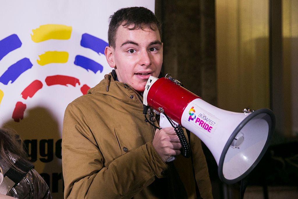 Mécseseket gyújtottak az Emberi Erőforrások Minisztériuma előtt a diáktüntetések szervezői, hogy így tiltakozzanak az oktatás helyzete ellen. A szervezők hat óráig várták, hogy választ kapjanak követeléseikre, de nem érkezett meg. Ezért a helyszínen bejelentették: magasabb szinthez fordulnak. Fotó: Horváth Péter Gyula