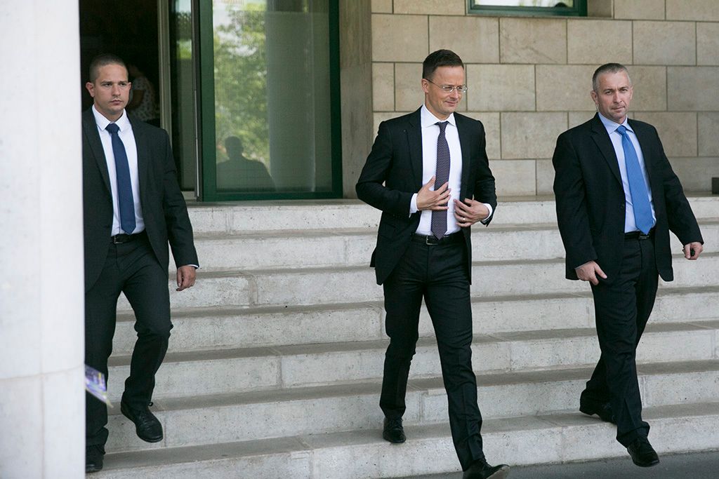 Fidesz-frakció zárt alakuló ülése után távoznak a Képviselői Irodaházból a Fidesz-frakció képviselői.  Fotó: Horváth Péter Gyula