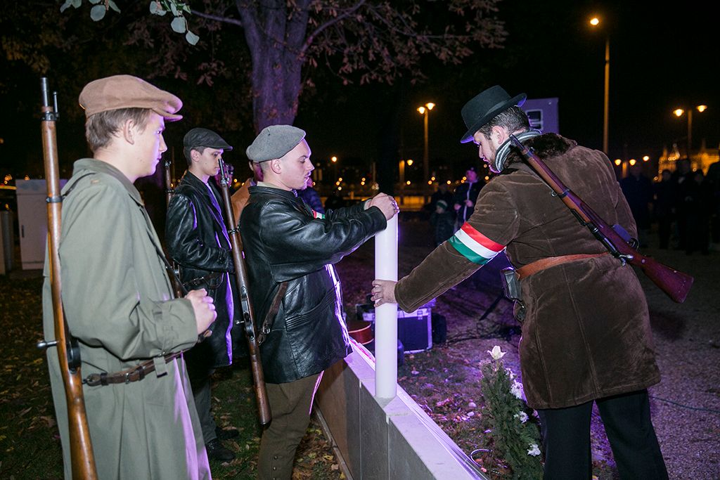 A Honvédtüzér Hagyományőrző Csapat a Bem József téren Fotó: Horváth Péter Gyula