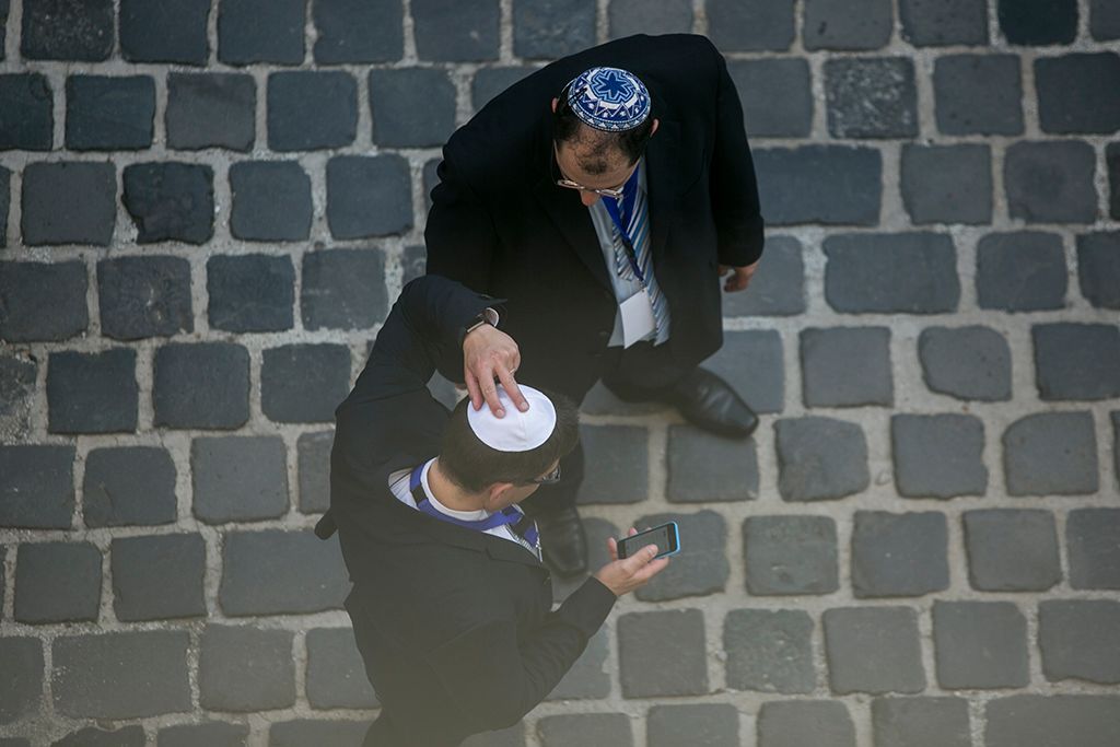 Orbán Viktor miniszterelnök  Benjámin Netanjahu izraeli miniszterelnök részt vesz a holokauszt áldozatainak emlékére tartott megemlékezésen az Emanuel Emlékfánál, a Dohány utcai zsinagóga udvarán 2017. július 19-én. A magyar miniszterelnök és izraeli vendége a látogatással a Mazsihisz meghívásának tesz eleget. Fotó: Horváth Péter Gyula