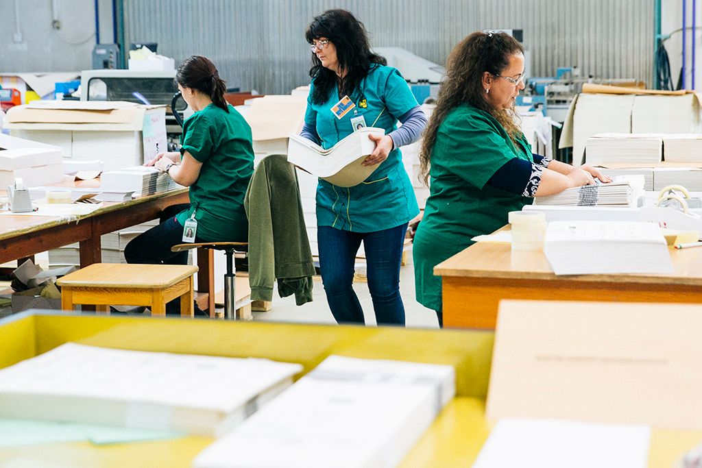 Már nyomtatják az április 8-ai országgyűlési választás szavazólapjait, a nyomtatás múlt héten szombaton kezdődött a ÁNY Biztonsági Nyomda kőbányai géptermeiben és a csomagolócsarnokába. Fotó: Horváth Péter Gyula