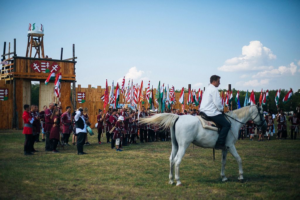 Ópusztaszer a magyarság számára egy fontos gyülekezőhely. Anonymus leírása szerint Árpád vezér és nemesei 34 napot töltöttek a környéken, ahol megállapították az ország törvényeit, vagyis szerét ejtették az ország dolgainak - Megtartották a Magyarok Országos Gyűlésént Ópusztaszeren Fotó: Horváth Péter Gyula