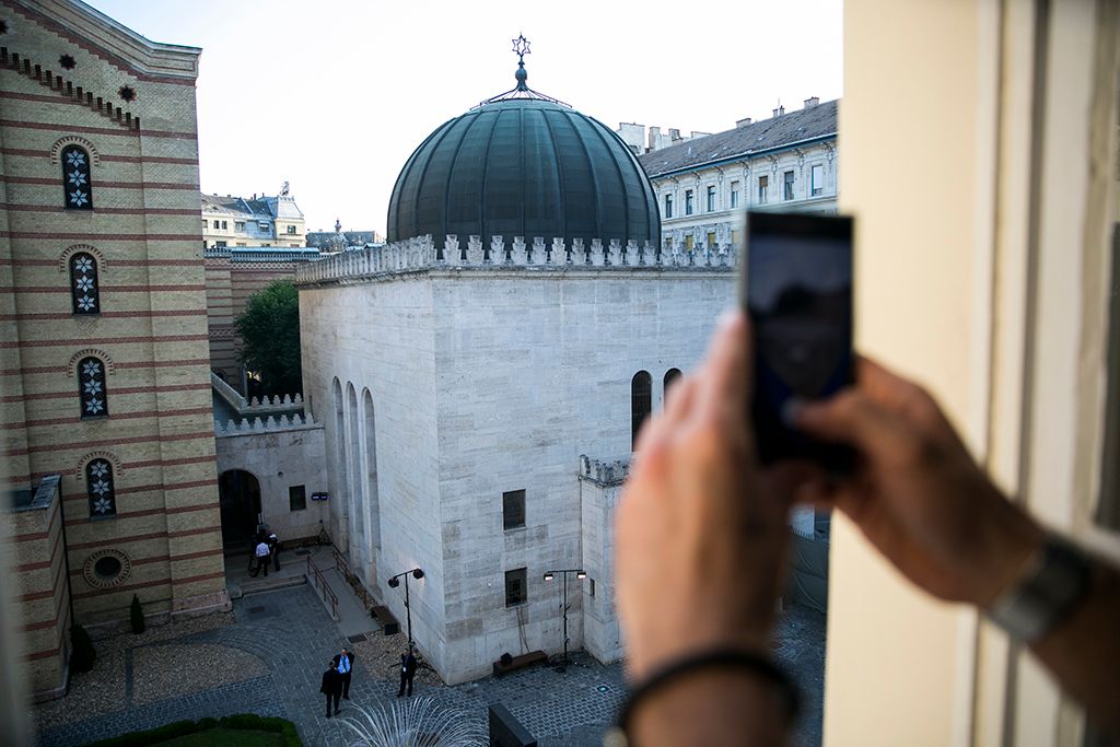 Orbán Viktor miniszterelnök  Benjámin Netanjahu izraeli miniszterelnök részt vesz a holokauszt áldozatainak emlékére tartott megemlékezésen az Emanuel Emlékfánál, a Dohány utcai zsinagóga udvarán 2017. július 19-én. A magyar miniszterelnök és izraeli vendége a látogatással a Mazsihisz meghívásának tesz eleget. Fotó: Horváth Péter Gyula
