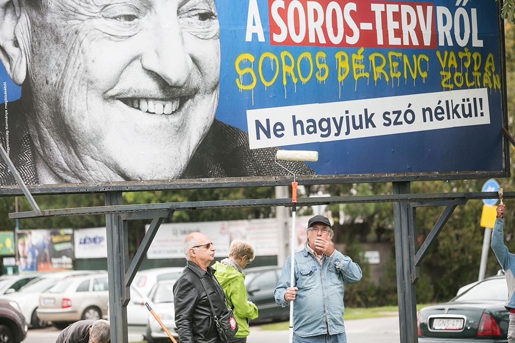 Az Együtt a kormány újabb gyűlöletkeltő, Soros György-ellenes plakátjait is eltávolítja az utcákról. Most is rendőrségi bejelentéssel, demonstráció keretében, országos mozgalmat hirdetve az akciókra. A plakáteltávolító mozgalmat Vajda Zoltán, az Együtt elnökségi tagja, 16. kerületi politikusa, országgyűlési képviselőjelöltje szervezi - az első plakát eltávolítása aktivistákkal közösen. 2017.10.05. Fotó: Horváth Péter Gyulay