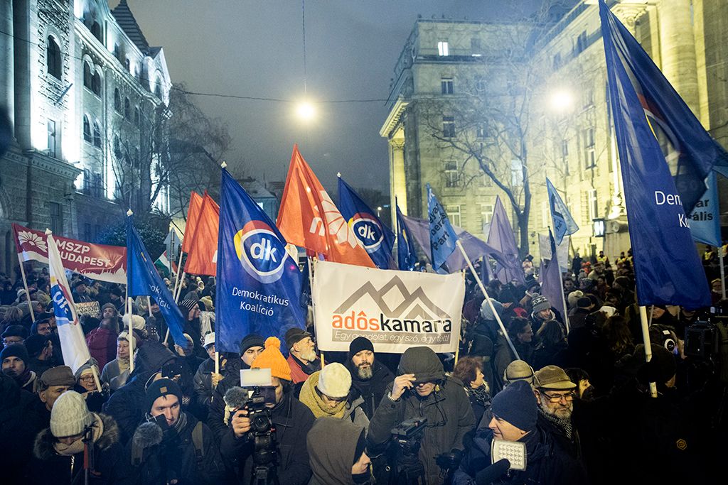 Budapest, 2019. január 23. Résztvevők az Ismeretlen tettesek tüntetése címmel meghirdetett ellenzéki demonstráción Budapesten, a Legfőbb Ügyészség épületénél 2019. január 23-án. Fotó: Horváth Péter Gyula