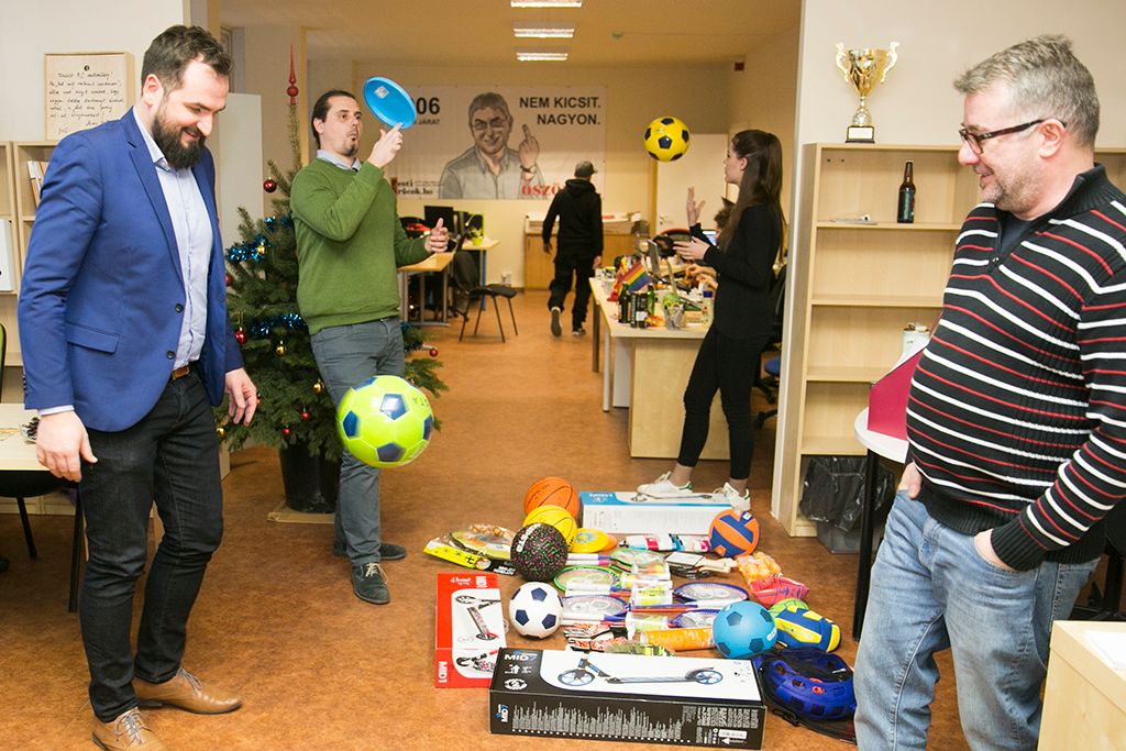 Adni jó, tartja a mondás, épp ezért a szeretet ünnepének közeledtével a PestiSrácok.hu szerkesztősége évről évre támogatást nyújt a nehéz sorsúaknak. Két éve a Mikulásgyárnak juttattunk el egy nagyobb csomagot, tavaly pedig a Budapest Bike Maffiával karöltve hajléktalanoknak főztünk, és osztottunk meleg ételt. Idén az Őrangyalok Ligájának segítéségével a kecskeméti Damjanich János Általános Iskola nebulóit leptük meg. Fotó: Horváth Péter Gyula