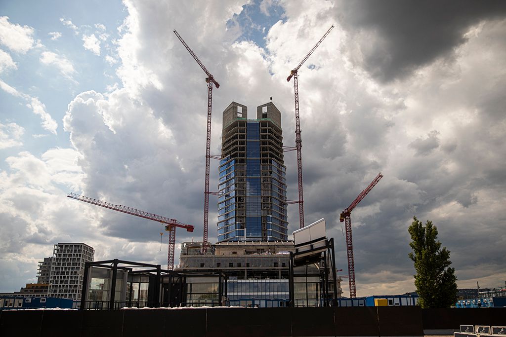 Elérte legmagasabb pontját a MOL Campus épülete Budapest panoráma 2021.08.03. Fotó: Horváth Péter Gyula