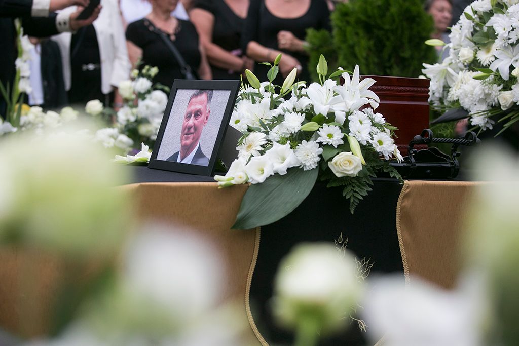 Nagy tömeg részvételével búcsúztatták el Lovas Istvánt, majd a búcsúztató és az egykori munkatársak beszédei után szűk családi körben helyezték végső nyugalomra az újságíró hamvait. A temetésen sajtóklubos kollégái, Bencsik András és Bayer Zsolt, valamint egykori Szabad Európa rádiós munkatársa, Rajki László mondtak beszédet. Fotó: Horváth Péter Gyula