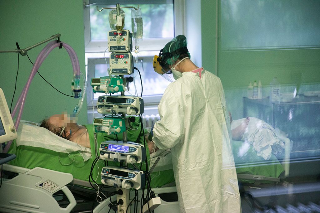 Védőfelszerelést viselő ápoló a koronavírussal fertőzött betegek fogadására kialakított intenzív osztályon a fővárosi Szent László Kórházban Fotó: Horváth Péter Gyula
