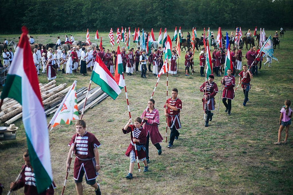 Ópusztaszer a magyarság számára egy fontos gyülekezőhely. Anonymus leírása szerint Árpád vezér és nemesei 34 napot töltöttek a környéken, ahol megállapították az ország törvényeit, vagyis szerét ejtették az ország dolgainak - Megtartották a Magyarok Országos Gyűlésént Ópusztaszeren Fotó: Horváth Péter Gyula