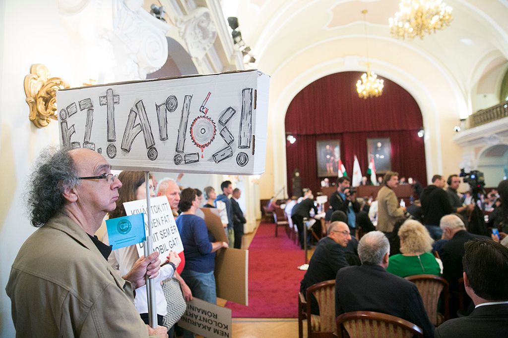 A római-parti védmű megépítése ellen demonstrálók a Fővárosi Önkormányzat Közgyűlésén a Városháza dísztermében 2017. szeptember 27-én. Fotó: Horváth Péter Gyula