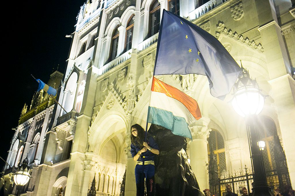 A CEU előtt demonstrálók egy csoportja a Parlamenthez vonult Fotó: Horváth Péter Gyula
