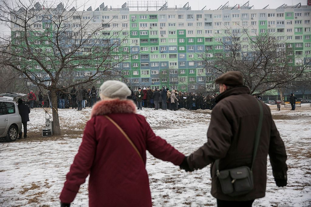 Megemlékezés a veronai buszbaleset áldozatairól a Flórián téren található Közlekedési Balesetben Elhunytak Emlékművénél 2017.01.23. Fotó: Horváth Péter Gyula