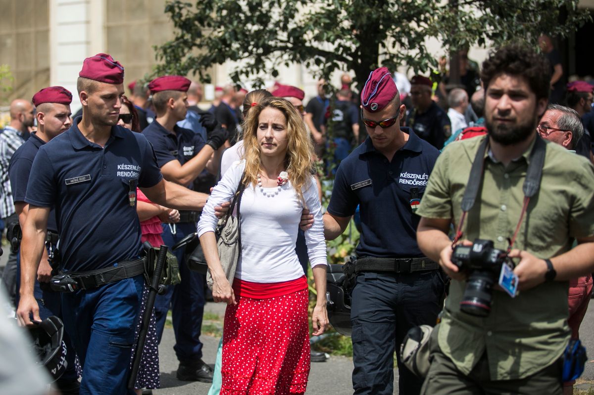 Budapest, 2016. június 28. Ligetvédők nevű civil mozgalom aktivistái, felmásztak a Közlekedési Múzeum kéményére és ablakaira a helyszínen zajló építkezésnél tartott demonstráció során. Fotó: Horváth Péter Gyula