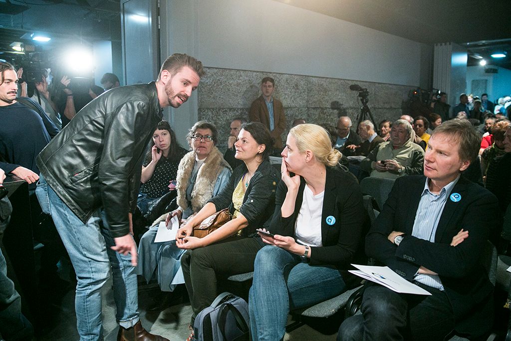 Pártvezetők és civilek tartottak közös rendezvényt szombat délután. Gulyás Márton nem polgári engedetlenséget hirdetett, hanem bejelentette: az állampolgároknak maguknak kell megtalálniuk a 106 jelöltet a választókerületekben. Ezért minden körzetre kiterjedő mérésre gyűjt pénzt. Fotó: Horváth Péter Gyula