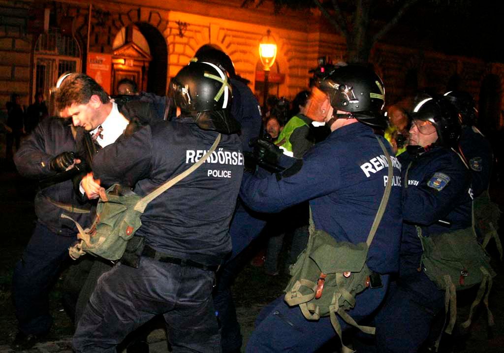 Letartoztatasok es Rendori tulkapas a Deak Teren az 2006 09 23 Foto Horvath Peter Gyula