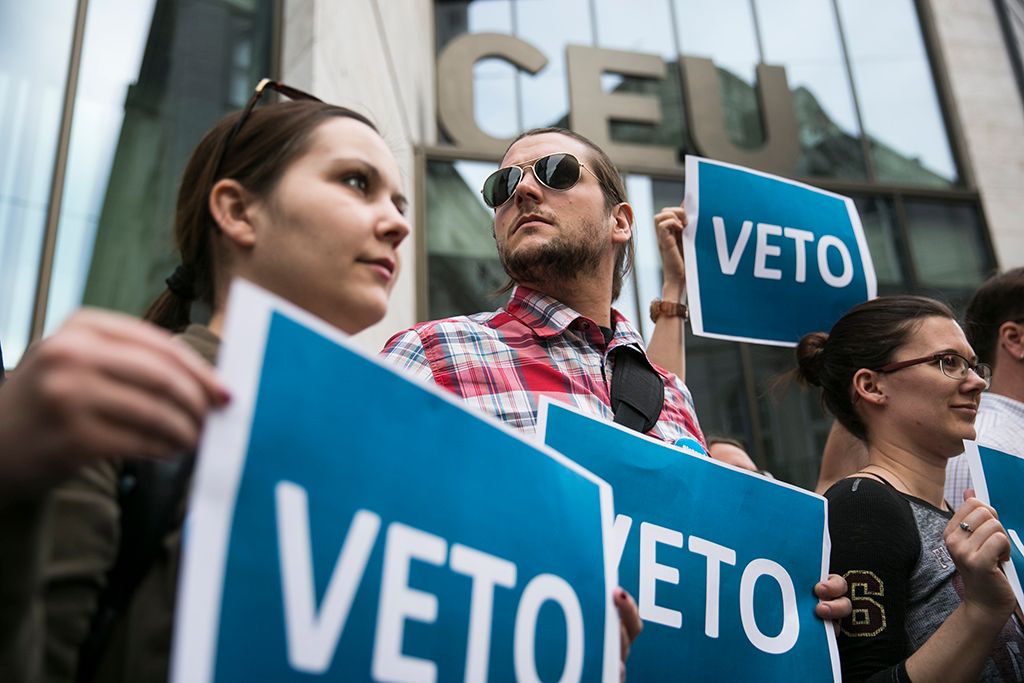 Résztvevők az Oktatási szabadságot csoport Élőlánc a CEU körül címmel meghirdetett demonstrációján Fotó: Horváth Péter Gyula