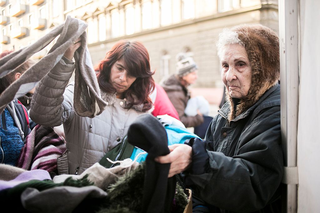 Az Egységes Magyarországi Izraelita Hitközség (EMIH) szeretetszolgálata, a Cedek ruha és ételosztása a fővárosi Almássy téren  Fotó: Horváth Péter Gyula